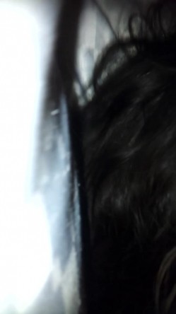 还在上学的小女友好不容易露脸，一开始还用手遮住，大鸡巴慢慢进入她的身体就放松了，湿哒哒的插进去真滑！ 截图16
