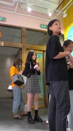 【CD精品】YZWCD系列27连发 ️商城、展会偷窥众多学生妹、高颜值大长腿美妞裙底 性感内内盛宴 截图2