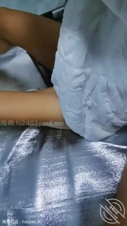 乱伦大神【梦想是母姨双飞】付费钻石贴，和两个骚货在帐篷里欢爱 截图4