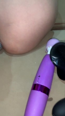 《字母圈顶级大神 ️极限调教阴环骚母狗》震撼全网露脸反差婊体验各种虐阴虐肛，玩法花样多，吃屎喝尿啪啪生殖器各种操作 截图3