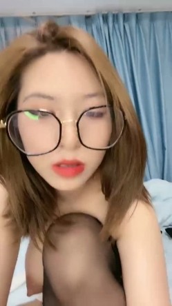 八字大奶眼镜小骚货！坐在桌子上操逼！黑丝美腿正入，扶腰后入奶子晃，多毛骚逼极度淫骚 截图9