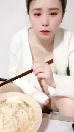 刚生育的小少妇~【梦梦小奶妈】奶水充沛~跳蛋自慰~好骚哇~00后~不常见，格外刺激！ 截图7