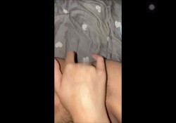 泄密吃瓜 云南财经职业学院05年学妹 祝微棋 因欠钱在宿舍给债主拍自慰视频被曝！自慰差点被舍友发现 截图6