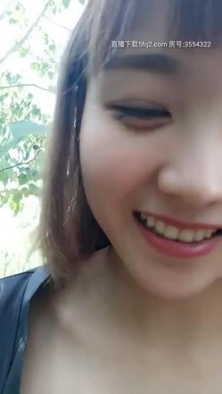 小女子梦梵颜值不错短发骚女户外路上啪啪，口交全裸直接路中间操大爷推车路过 截图1