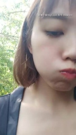 小女子梦梵颜值不错短发骚女户外路上啪啪，口交全裸直接路中间操大爷推车路过 截图4