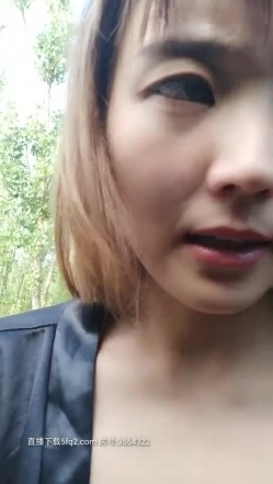 小女子梦梵颜值不错短发骚女户外路上啪啪，口交全裸直接路中间操大爷推车路过 截图9