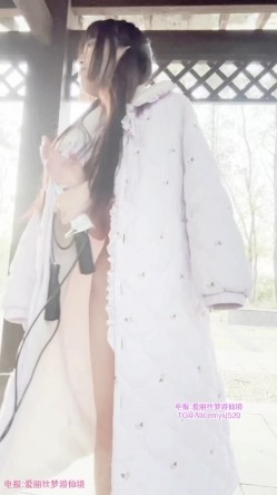 清纯美少女福利姬【崽崽】私人重金露脸定制，人来人往公园全裸塞跳蛋跳绳极限挑战 截图1