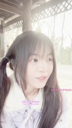 清纯美少女福利姬【崽崽】私人重金露脸定制，人来人往公园全裸塞跳蛋跳绳极限挑战 截图3
