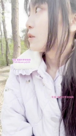 清纯美少女福利姬【崽崽】私人重金露脸定制，人来人往公园全裸塞跳蛋跳绳极限挑战 截图12
