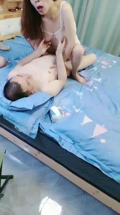 都是真熟女疯狂女上位啪啪操逼，房间卧室传来了阵阵撕心裂肺的呻吟叫床声，享受性爱的快感 截图15