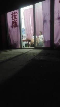【持无套内射】晚间逛红灯区，一家家挑妹子，包臀裙美腿骚女，小房间怼着骚穴就是操 截图6
