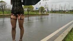 万人求购，推特反差婊，顶级绿帽骚妻【嫂子爱露出】一女战多男，群P大乱交，捆绑调教野战 截图11