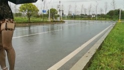 万人求购，推特反差婊，顶级绿帽骚妻【嫂子爱露出】一女战多男，群P大乱交，捆绑调教野战 截图12