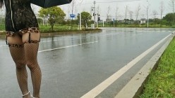 万人求购，推特反差婊，顶级绿帽骚妻【嫂子爱露出】一女战多男，群P大乱交，捆绑调教野战 截图13