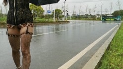 万人求购，推特反差婊，顶级绿帽骚妻【嫂子爱露出】一女战多男，群P大乱交，捆绑调教野战 截图14