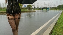 万人求购，推特反差婊，顶级绿帽骚妻【嫂子爱露出】一女战多男，群P大乱交，捆绑调教野战 截图15
