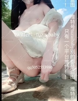 边走边尿『兔崽baby』未流出新作，白丝户外，白裙炮击，粉裙等等，塞着假鸡巴走路 边走边插 爽到失禁喷 截图9