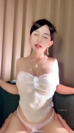 笑容甜美，高端精致女神【18岁昆明女模】大尺度福利，道具狠狠自慰，高潮喷水，玩的很开 截图1