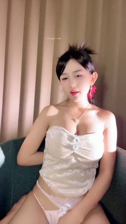 笑容甜美，高端精致女神【18岁昆明女模】大尺度福利，道具狠狠自慰，高潮喷水，玩的很开 截图3