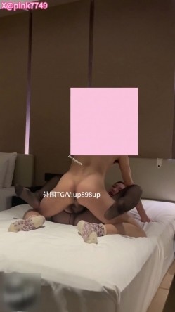 大神粉红君3月份最新，高价约炮高质量外围9分高分女神！高挑的身材 黑丝配美腿打炮！冷艳漂亮的脸蛋儿 截图14