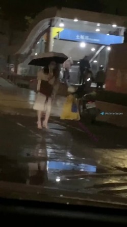 和台湾风韵少妇约看电影忍不住中途跑卫生间里口爱，回到家才发现她原来那么骚骑上去就不肯下来了太勾魂了 截图1