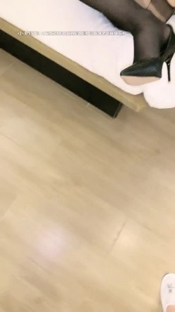 【Avove】系列合集，野战爱好者，带着炮友各地留精，最爱无毛肥逼包臀裙肉丝 截图16