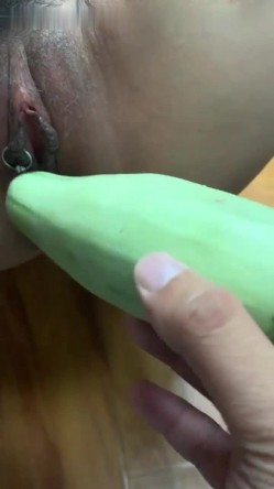 字母圈调教大神【Actor4444】露脸小母狗，各种虐阴虐菊啪啪，花样多手法奇特 截图2