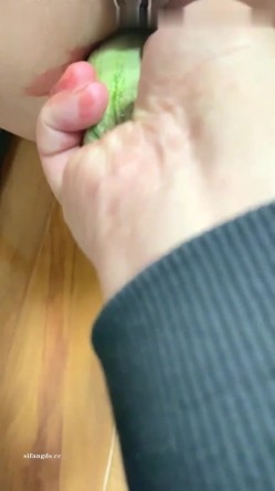 字母圈调教大神【Actor4444】露脸小母狗，各种虐阴虐菊啪啪，花样多手法奇特 截图13