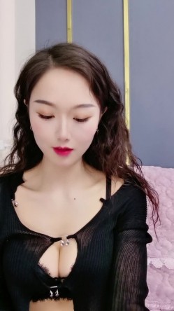 明星颜值健身女神！性感热舞抖臀！绝活站立一字马，扒开闺蜜内裤看穴，自摸掰紧致小穴 截图1