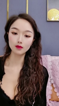 明星颜值健身女神！性感热舞抖臀！绝活站立一字马，扒开闺蜜内裤看穴，自摸掰紧致小穴 截图3
