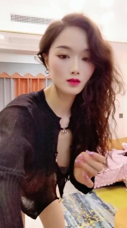 明星颜值健身女神！性感热舞抖臀！绝活站立一字马，扒开闺蜜内裤看穴，自摸掰紧致小穴 截图12