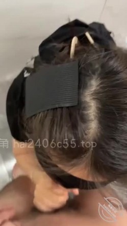 【海角原创】爆操老妈给老姨助兴，老姨被操还开门和老妈比谁叫的大声 截图2
