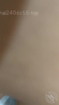 【海角原创】爆操老妈给老姨助兴，老姨被操还开门和老妈比谁叫的大声 截图3