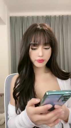 女神降临，明星气质顶级身材，人气大美人【小福贵儿】罕见大尺度，裸艳舞诱惑、道具紫薇、无套啪啪，高潮脸爽死人 截图3