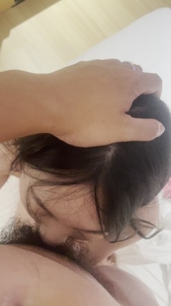 深圳高颜值精致小姐姐 粉毛绒手铐锁住手腕躺床摸胸玩穴 奶子被大力揉着浪叫按头深喉含到底 截图5