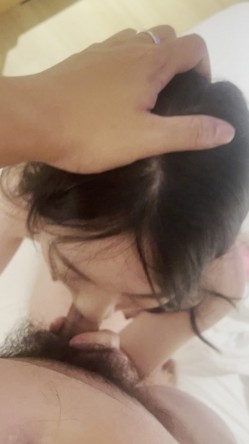 深圳高颜值精致小姐姐 粉毛绒手铐锁住手腕躺床摸胸玩穴 奶子被大力揉着浪叫按头深喉含到底 截图8