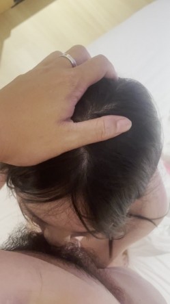 深圳高颜值精致小姐姐 粉毛绒手铐锁住手腕躺床摸胸玩穴 奶子被大力揉着浪叫按头深喉含到底 截图13