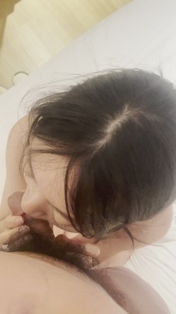 深圳高颜值精致小姐姐 粉毛绒手铐锁住手腕躺床摸胸玩穴 奶子被大力揉着浪叫按头深喉含到底 截图15