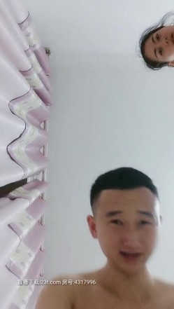 诱人少妇露脸跟表弟啪啪，口交大鸡巴被小哥对着镜子后入爆草抽插，床上激情上位，被小哥用冰棒玩逼，续篇 截图7