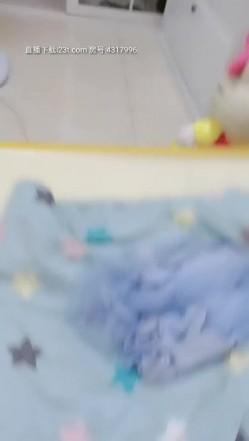 诱人少妇露脸跟表弟啪啪，口交大鸡巴被小哥对着镜子后入爆草抽插，床上激情上位，被小哥用冰棒玩逼，续篇 截图10
