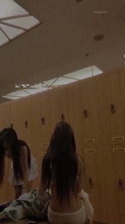 【少女时代】 ️潜入洗浴中心更衣室偷拍两个极品身材颜值的美女换了泳衣后别具诱惑 截图2