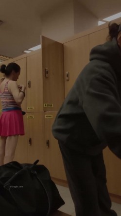 【少女时代】 ️潜入洗浴中心更衣室偷拍两个极品身材颜值的美女换了泳衣后别具诱惑 截图3