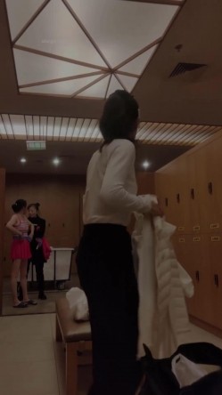 【少女时代】 ️潜入洗浴中心更衣室偷拍两个极品身材颜值的美女换了泳衣后别具诱惑 截图4
