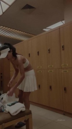 【少女时代】 ️潜入洗浴中心更衣室偷拍两个极品身材颜值的美女换了泳衣后别具诱惑 截图5