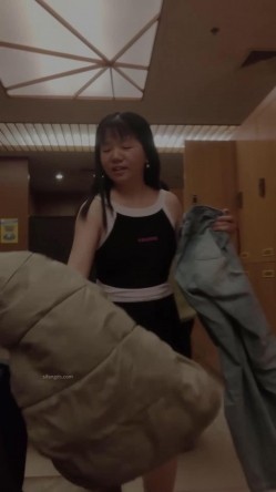 【少女时代】 ️潜入洗浴中心更衣室偷拍两个极品身材颜值的美女换了泳衣后别具诱惑 截图7
