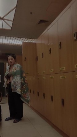 【少女时代】 ️潜入洗浴中心更衣室偷拍两个极品身材颜值的美女换了泳衣后别具诱惑 截图8
