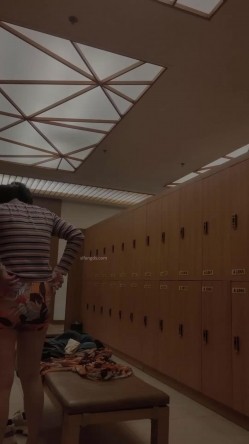 【少女时代】 ️潜入洗浴中心更衣室偷拍两个极品身材颜值的美女换了泳衣后别具诱惑 截图10