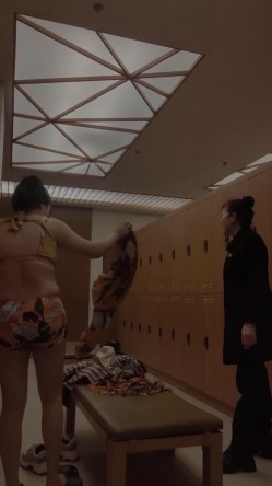【少女时代】 ️潜入洗浴中心更衣室偷拍两个极品身材颜值的美女换了泳衣后别具诱惑 截图11