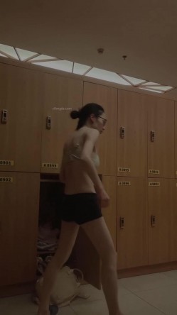 【少女时代】 ️潜入洗浴中心更衣室偷拍两个极品身材颜值的美女换了泳衣后别具诱惑 截图13