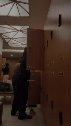 【少女时代】 ️潜入洗浴中心更衣室偷拍两个极品身材颜值的美女换了泳衣后别具诱惑 截图14
